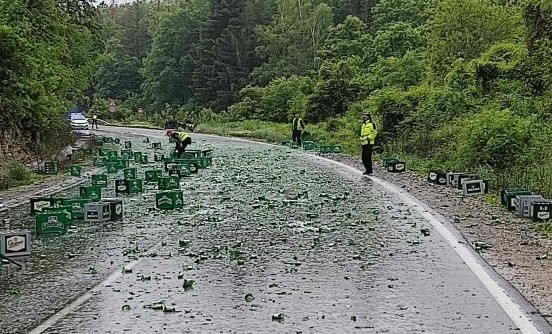 Катастрофа между два тира засипа пътя Русе-Бяла с бира (СНИМКИ)